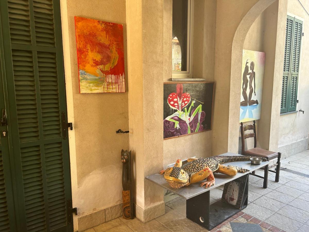Apartment House Of Artist *